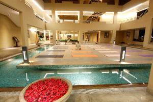 una piscina con un montón de rosas rojas en una habitación en St Laurn The Spiritual Resort, en Shirdi