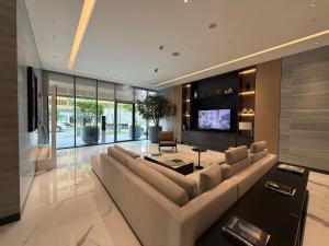 Una televisión o centro de entretenimiento en Capsule Super Heroes - Playstation 5 Burj Khalifa View - Near Downtown Dubai