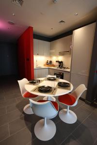 Galería fotográfica de Capsule Super Heroes - Playstation 5 Burj Khalifa View - Near Downtown Dubai en Dubái