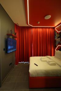 Una cama o camas en una habitación de Capsule Super Heroes - Playstation 5 Burj Khalifa View - Near Downtown Dubai 83 fotos más