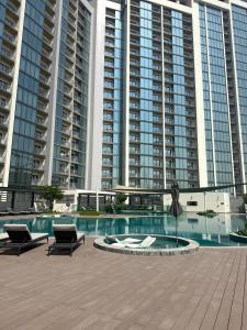 La alberca dentro o cerca de Capsule Super Heroes - Playstation 5 Burj Khalifa View - Near Downtown Dubai