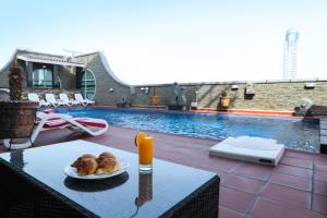 Бассейн в Royal Grand Suite Hotel или поблизости