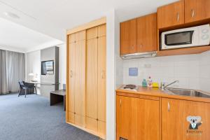 KozyGuru | Parramatta Studio Steps to Shops, Cafés في سيدني: مطبخ مع حوض وميكروويف
