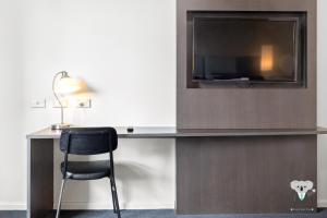 KozyGuru | Parramatta Studio Steps to Shops, Cafés في سيدني: غرفة مع مكتب مع تلفزيون وكرسي