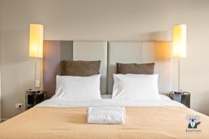 KozyGuru | Parramatta Studio Steps to Shops, Cafés في سيدني: غرفة نوم بسرير كبير مع وسائد بيضاء +6 صور