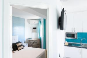 Una pequeña habitación con una cama y una cocina. en Front line beach location with stunning ocean view, en Ifach