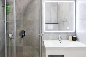 Un baño con lavabo y ducha en Front line beach location with stunning ocean view, en Ifach 22 fotos más