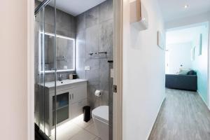 un baño con inodoro y lavabo en Front line beach location with stunning ocean view, en Ifach