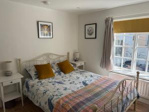 a bedroom with a bed and a window at North Laine Sunny Cottage - PARKING available in Brighton & Hove