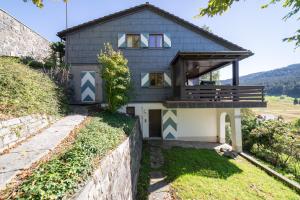 Nespecifikovaný výhled na hory nebo výhled na hory při pohledu z prázdninového domu