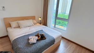 ein Schlafzimmer mit einem Bett und einem Tablett darauf in der Unterkunft Family-Friendly 3BR Stay I MIRAI Residence, Kajang 2 in Kajang