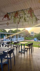 カルジャットにあるCampKayak By Nestallaのテントの下のテーブルと椅子