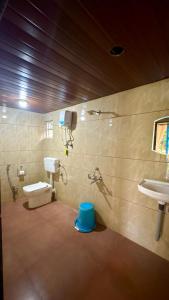 カルジャットにあるCampKayak By Nestallaのバスルーム(洗面台2台、トイレ付)