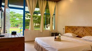 カルジャットにあるCampKayak By Nestallaのベッドと大きな窓のある寝室