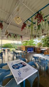 カルジャットにあるCampKayak By Nestallaのテント内のテーブルと椅子