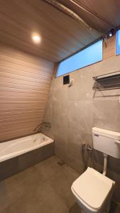 カルジャットにあるCampKayak By Nestallaのトイレと浴槽付きのバスルーム +29枚の写真