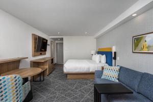 Ένα ή περισσότερα κρεβάτια σε δωμάτιο στο Quality Inn and Suites Montreal East