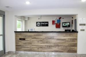 Ο χώρος του λόμπι ή της ρεσεψιόν στο Clarion Pointe Bettendorf - Quad Cities