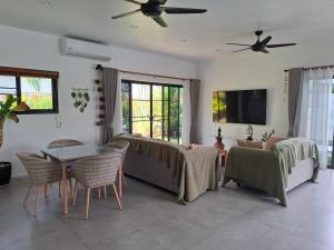 Et tv og/eller underholdning på Villa et Bungalow Baan Joan Khao Lak