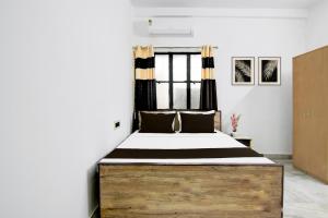 Postel nebo postele na pokoji v ubytování Hotel O SAFAR STAY