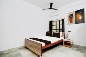 Postel nebo postele na pokoji v ubytování Hotel O SAFAR STAY