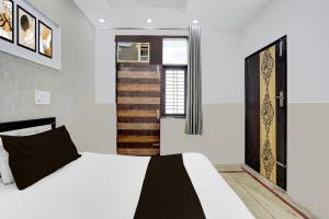 ein Schlafzimmer mit einem Bett und einer Treppe in der Unterkunft Hotel O N Nature Green in Noida