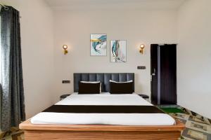 Postel nebo postele na pokoji v ubytování Hotel O R.K International Resort