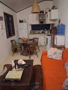 Η κουζίνα ή μικρή κουζίνα στο Linda Casa aconchegante com 3 quartos, vista incrível e privacidade na Praia da Aripeba-Ilha Grande-acomoda 8 pessoas +26 φωτογραφίες