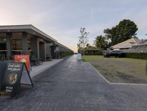 eine Kopfsteinpflasterstraße vor einem Gebäude in der Unterkunft Transit Samui Resort in Koh Samui 