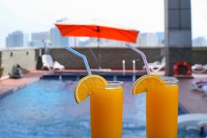 Бассейн в Royal Grand Suite Hotel или поблизости