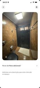 ein Bad mit WC in einem Zimmer in der Unterkunft Quarto com excelente localização no Setor Bueno T 36 in Goiânia