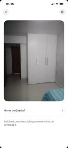 ein Zimmer mit einem Bett und einem weißen Schrank in der Unterkunft Quarto com excelente localização no Setor Bueno T 36 in Goiânia