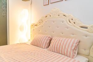 Una cama o camas en una habitación de Katka Hotel River 2 Hai Phong