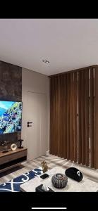 Et tv og/eller underholdning på شقة أرضية مدخل خاص غرفتين نوم وصالة