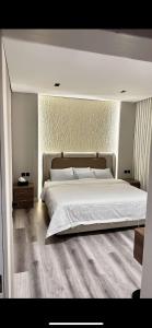 En eller flere senge i et værelse på شقة أرضية مدخل خاص غرفتين نوم وصالة