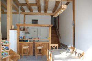 Zimmer mit einem Tisch und Stühlen sowie einer Küche in der Unterkunft Carles Scheunenhof in Zweiflingen