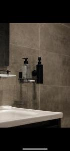 Et badeværelse på شقة أرضية مدخل خاص غرفتين نوم وصالة + 10 billeder