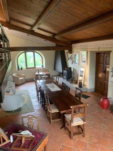 Agriturismo La Fenice في كاستيجليون فيورنتينو: غرفة طعام مع طاولة وكراسي خشبية