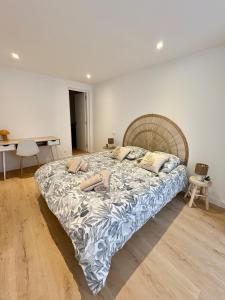 a bedroom with a large bed in a room at Charmant Appartement Rénové l 2 chambres in Réalmont