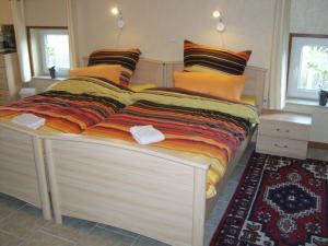 uma cama grande num quarto com uma cama sidx sidx em B & B Gross Methling em Dargun