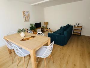 a living room with a table and a couch at Charmant Appartement Rénové l 2 chambres in Réalmont +15 photos