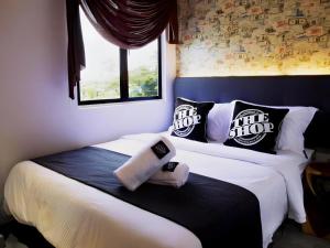 Postel nebo postele na pokoji v ubytování The Shop Hotel