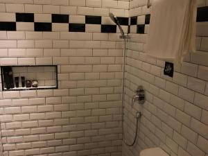 Koupelna v ubytování The Shop Hotel