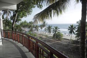 een balkon met uitzicht op het strand bij By The Bay Kovalam in Trivandrum