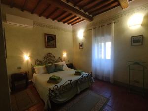 Agriturismo La Fenice في كاستيجليون فيورنتينو: غرفة نوم بها سرير في غرفة بها نافذة