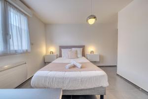 Ένα ή περισσότερα κρεβάτια σε δωμάτιο στο Chez Lecomte - Parking