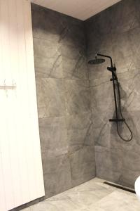 um chuveiro com chuveiro em um banheiro em Metsamajake Hubert sauna ja mullivanniga  mais 12 fotografias