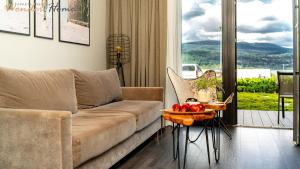 ソスノフカにあるWonder Hill - klimatyzowane apartamenty z bajkowym widokiem na góry i zalewのソファと果物が置かれたテーブルのあるリビングルーム +58枚の写真