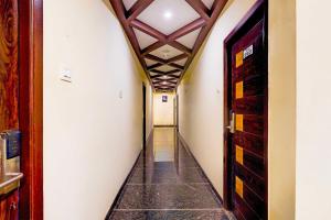 Un pasillo en un edificio con techo en Hotel O Kilambakkam New Bus Terminal Formerly TAD Homes, en Urapakkam