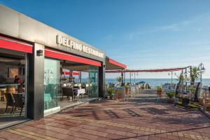 een restaurant met uitzicht op de oceaan bij Delfino Apart Hotel in Alanya